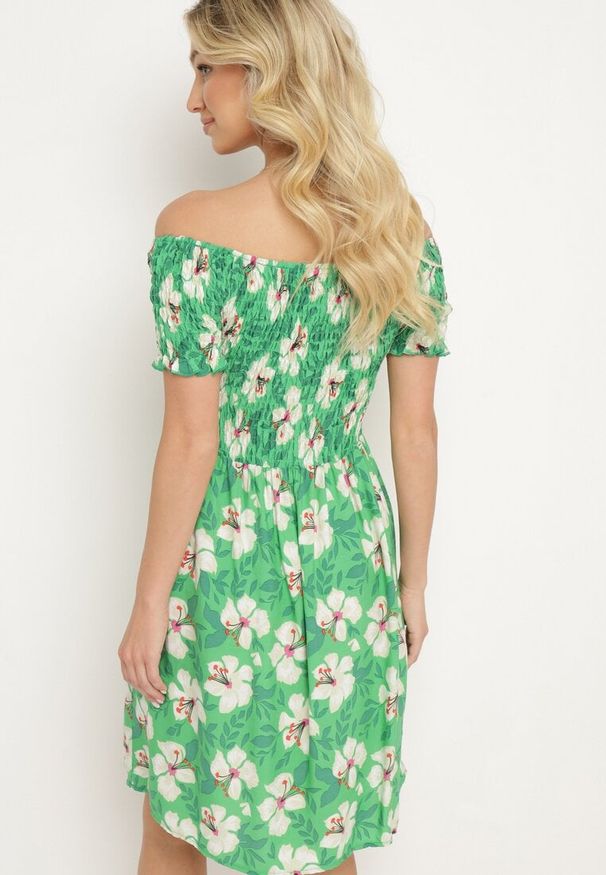 Born2be - Zielona Sukienka Typu Hiszpanka w Kwiaty z Rozkloszowanym Dołem i Gumką w Pasie Ellimesa. Typ kołnierza: dekolt hiszpanka. Kolor: zielony. Materiał: bawełna, wiskoza, tkanina. Długość rękawa: krótki rękaw. Wzór: kwiaty. Sezon: lato
