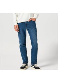 Wrangler - WRANGREL MĘSKIE SPODNIE RIVER MISTY BLUE 112356840 W17T008814. Okazja: na co dzień. Styl: klasyczny, casual