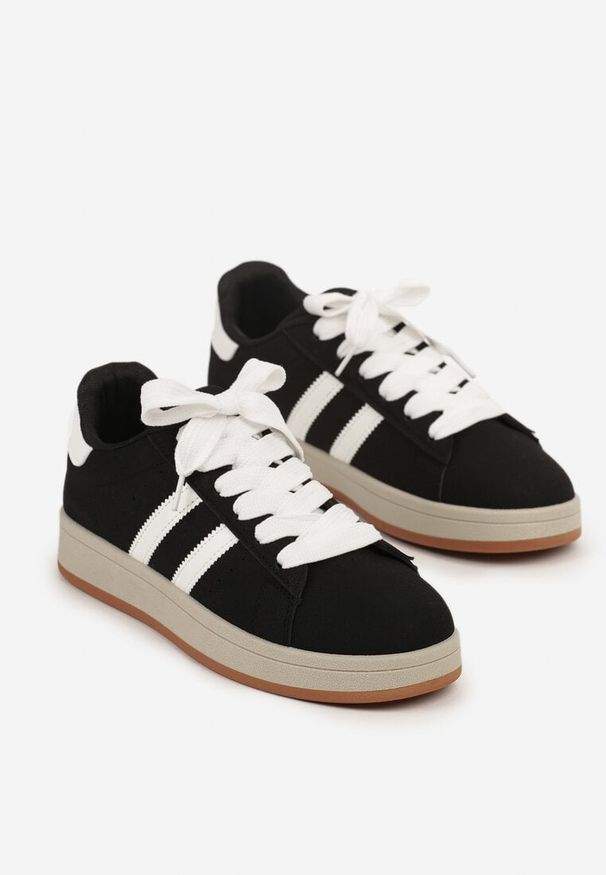 Born2be - Czarno-Białe Buty Sportowe Sneakersy z Paskami z Boku Riliannea. Okazja: na spacer, na co dzień. Zapięcie: pasek. Kolor: czarny. Sport: turystyka piesza