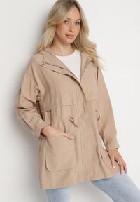 Born2be - Jasnobeżowa Kurtka Parka z Nieodpinanym Kapturem i Troczkiem w Pasie Mevarie. Okazja: na co dzień. Kolor: beżowy. Materiał: jeans. Wzór: aplikacja. Styl: casual, sportowy #1