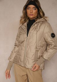 Renee - Ciemnobeżowa Kurtka z Pikowanymi Przeszyciami Kapturem i Warstwowymi Rękawami Tulamia. Okazja: na co dzień. Kolor: beżowy. Materiał: jeans. Styl: casual