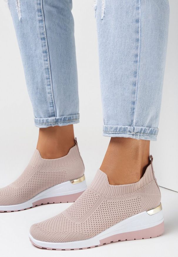 Born2be - Różowe Sneakersy Pyrhis. Zapięcie: bez zapięcia. Kolor: różowy. Materiał: materiał. Szerokość cholewki: normalna. Wzór: aplikacja. Obcas: na koturnie
