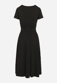 Born2be - Czarna Taliowana Sukienka z Dekoltem na Zakładkę Quimadea. Okazja: na spotkanie biznesowe. Kolor: czarny. Materiał: materiał. Wzór: aplikacja. Styl: elegancki, biznesowy #7