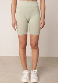 Born2be - Zielone Szorty Kolarki z Wysokim Stanem o Modelującym Fasonie Kimolodia. Okazja: na co dzień. Stan: podwyższony. Kolor: zielony. Styl: casual #5