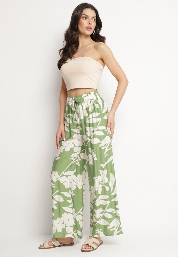 Born2be - Ciemnozielone Wiskozowe Spodnie o Szerokim Kroju z Wysokim Stanem w Kwiaty Neorilia. Okazja: na co dzień. Stan: podwyższony. Kolor: zielony. Materiał: wiskoza. Wzór: kwiaty. Styl: casual, klasyczny, elegancki