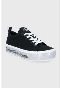 Calvin Klein Jeans tenisówki damskie kolor czarny. Nosek buta: okrągły. Zapięcie: sznurówki. Kolor: czarny. Materiał: materiał. Szerokość cholewki: normalna. Obcas: na platformie