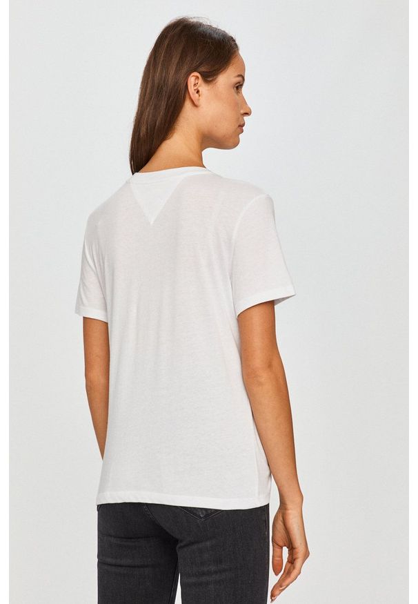 Tommy Jeans - T-shirt. Okazja: na co dzień. Kolor: biały. Materiał: dzianina. Wzór: gładki. Styl: casual
