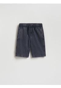 Reserved - Bawełniane bermudy - granatowy. Kolor: niebieski. Materiał: bawełna #1