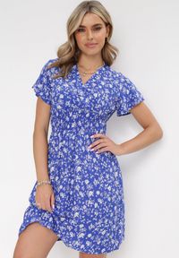 Born2be - Granatowa Kwiecista Sukienka Mini z Wiskozy z Marszczoną Gumką w Pasie Catela. Kolor: niebieski. Materiał: wiskoza. Długość rękawa: krótki rękaw. Wzór: kwiaty. Sezon: wiosna, lato. Typ sukienki: rozkloszowane, kopertowe. Długość: mini #3