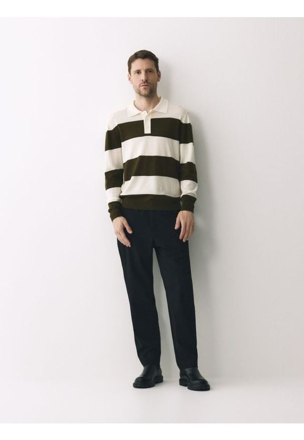 Reserved - Sweter polo z wełny merino - zielony. Typ kołnierza: polo. Kolor: zielony. Materiał: wełna