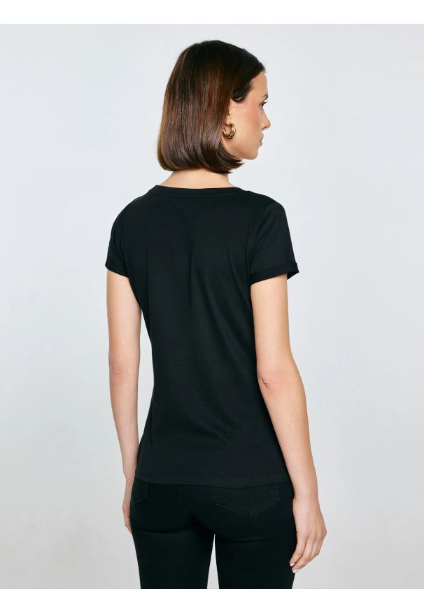 Big-Star - Koszulka damska z logo BIG STAR czarna Betta 906. Okazja: na co dzień. Kolor: czarny. Materiał: jeans, dzianina, skóra. Wzór: nadruk. Styl: elegancki, casual