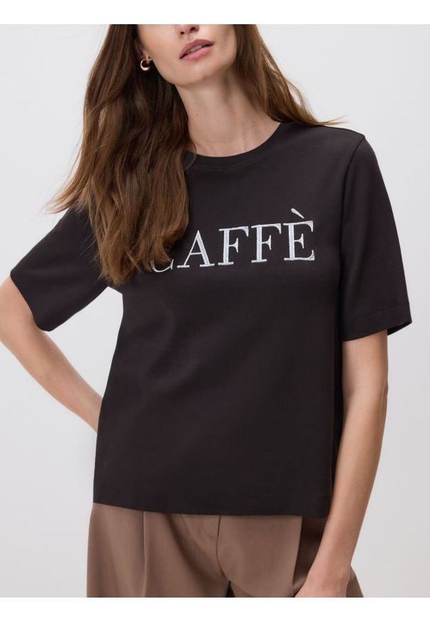 Reserved - T-shirt z haftowanym napisem - ciemnobrązowy. Kolor: brązowy. Materiał: bawełna, dzianina. Wzór: haft, napisy