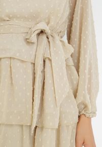 Born2be - Beżowa Sukienka Roseflash. Typ kołnierza: kołnierz z falbankami. Kolor: beżowy. Materiał: materiał, tkanina. Długość: mini #2