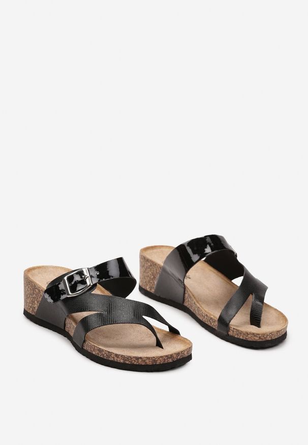 Born2be - Czarne Klapki na Koturnie o Fasonie Japonek z Klamrą Itubia. Kolor: czarny. Materiał: len, jedwab. Sezon: lato. Obcas: na koturnie. Styl: elegancki