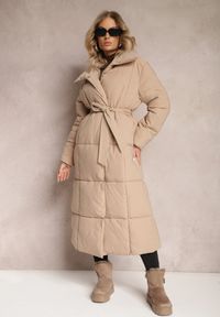 Renee - Beżowa Długa Kurtka Pikowana Płaszcz z Paskiem Adellesstta. Kolor: beżowy. Długość: długie. Wzór: aplikacja. Styl: elegancki #3