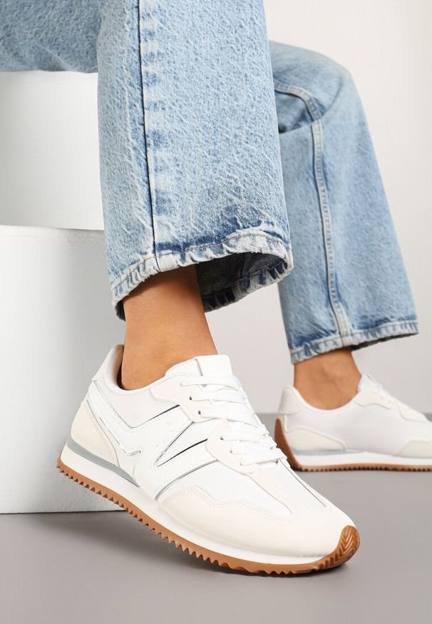 Born2be - Białe Sneakersy z Metaliczną Lamówką i Geometrycznym Wzorem Tosvella. Okazja: na co dzień. Zapięcie: sznurówki. Kolor: biały. Materiał: jeans. Wzór: geometria