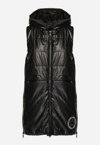 Born2be - Czarna Kamizelka Długa z Kapturem Ozdobiona Naszywką Zapinana na Napy Nevettea. Okazja: na co dzień. Typ kołnierza: kaptur. Kolor: czarny. Długość: długie. Wzór: aplikacja. Styl: casual, elegancki #3