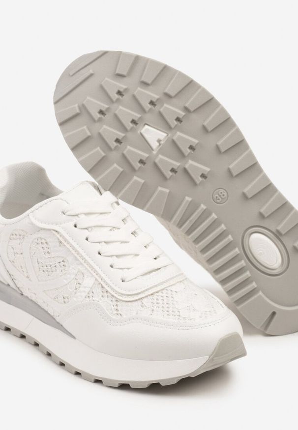 Renee - Białe Sneakersy z Koronkowymi Zdobieniami Dallriva. Okazja: na co dzień. Kolor: biały. Materiał: koronka. Wzór: aplikacja. Obcas: na płaskiej podeszwie