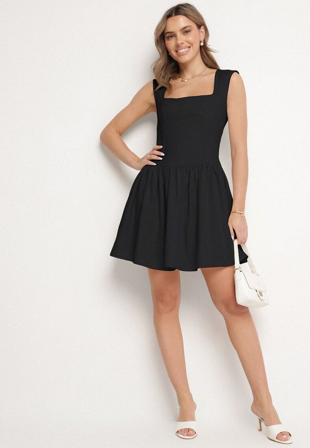 Born2be - Czarna Rozkloszowana Sukienka Ozdobiona Kwadratowym Dekoltem Halelira. Okazja: na co dzień. Typ kołnierza: dekolt kwadratowy. Kolor: czarny. Wzór: aplikacja. Typ sukienki: rozkloszowane, proste. Styl: casual, elegancki, klasyczny