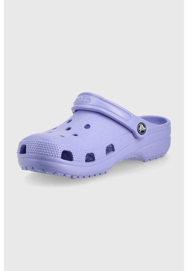 Crocs klapki damskie kolor fioletowy. Nosek buta: okrągły. Kolor: fioletowy. Materiał: materiał. Wzór: gładki