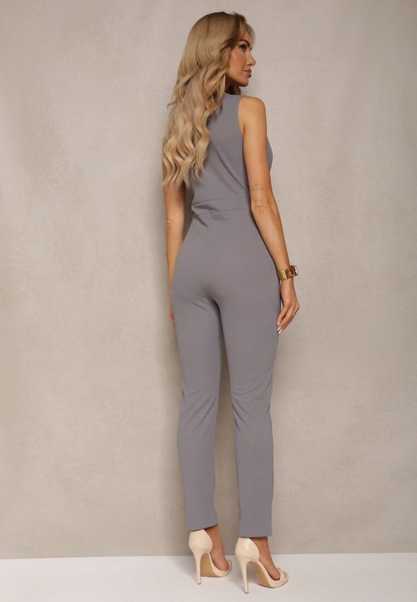 Renee - Szary Dopasowany Kombinezon bez Rękawów z Kopertowym Dekoltem i Ozdobnym Łańcuchem Brelia. Okazja: na imprezę, na spotkanie biznesowe. Kolor: szary. Długość rękawa: bez rękawów. Długość: długie. Styl: biznesowy, elegancki