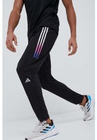 adidas Performance spodnie do biegania Run Icons kolor czarny z nadrukiem. Kolor: czarny. Materiał: skóra, materiał. Wzór: nadruk. Sport: bieganie #1
