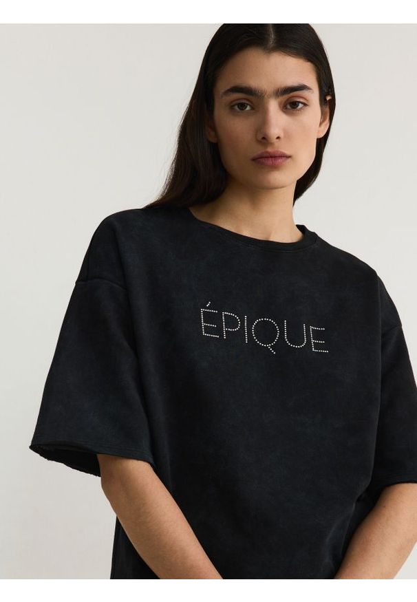 Reserved - Oversizowy t-shirt z napisem - czarny. Kolor: czarny. Materiał: bawełna. Wzór: napisy