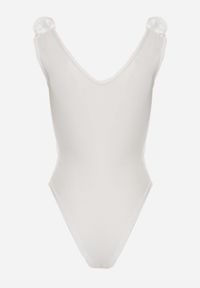 Renee - Białe Body z Bawełny na Ramiączkach z Ozdobną Falbanką przy Dekolcie Sanadia. Kolor: biały. Materiał: bawełna. Długość rękawa: na ramiączkach. Styl: elegancki, klasyczny #4