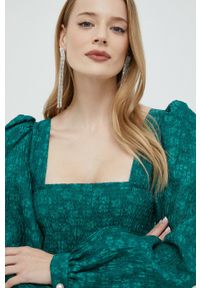 Custommade sukienka Jenny kolor zielony mini rozkloszowana. Typ kołnierza: dekolt w karo. Kolor: zielony. Długość rękawa: długi rękaw. Typ sukienki: rozkloszowane. Długość: mini #1