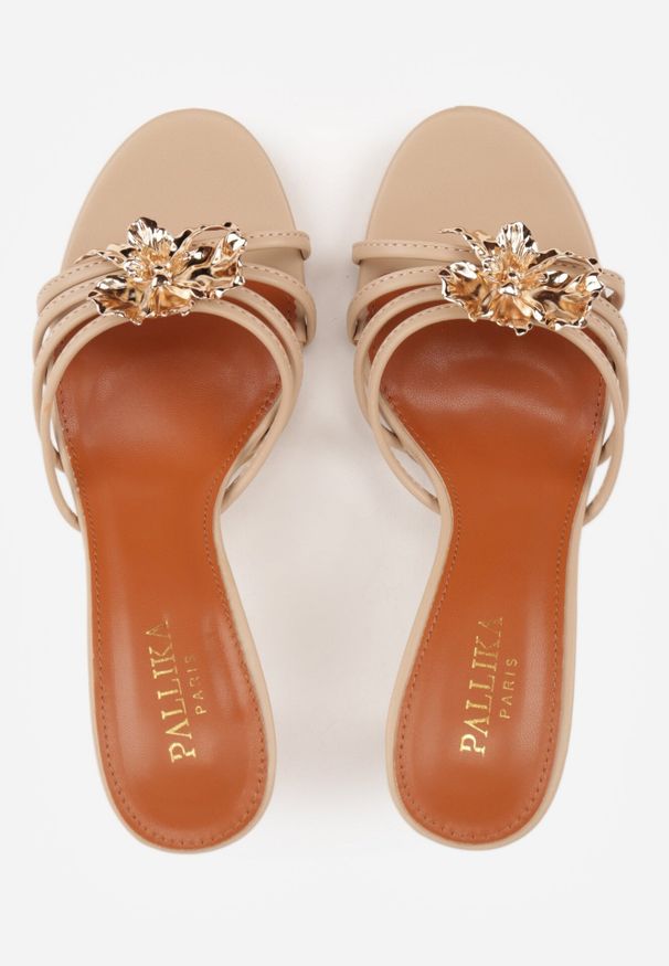 Born2be - Ciemnobeżowe Eleganckie Klapki na Szpilce z Metaliczną Kwiatową Aplikacją 3D Adrebelle. Okazja: na komunię, na wesele, na ślub cywilny. Kolor: beżowy. Materiał: satyna. Wzór: aplikacja, kwiaty. Obcas: na szpilce. Styl: elegancki