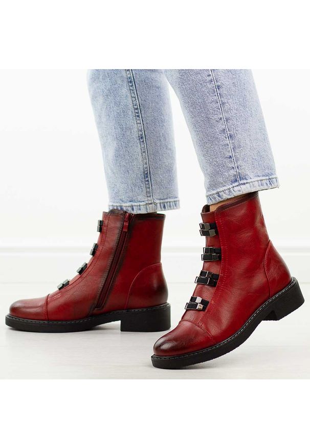 Czerwone płaskie botki damskie M.Daszyński Sa252-16. Okazja: na spacer, na co dzień. Kolor: czerwony. Szerokość cholewki: normalna. Wzór: aplikacja. Materiał: skóra. Sezon: zima, jesień. Obcas: na obcasie. Styl: casual, elegancki, klasyczny. Wysokość obcasa: niski