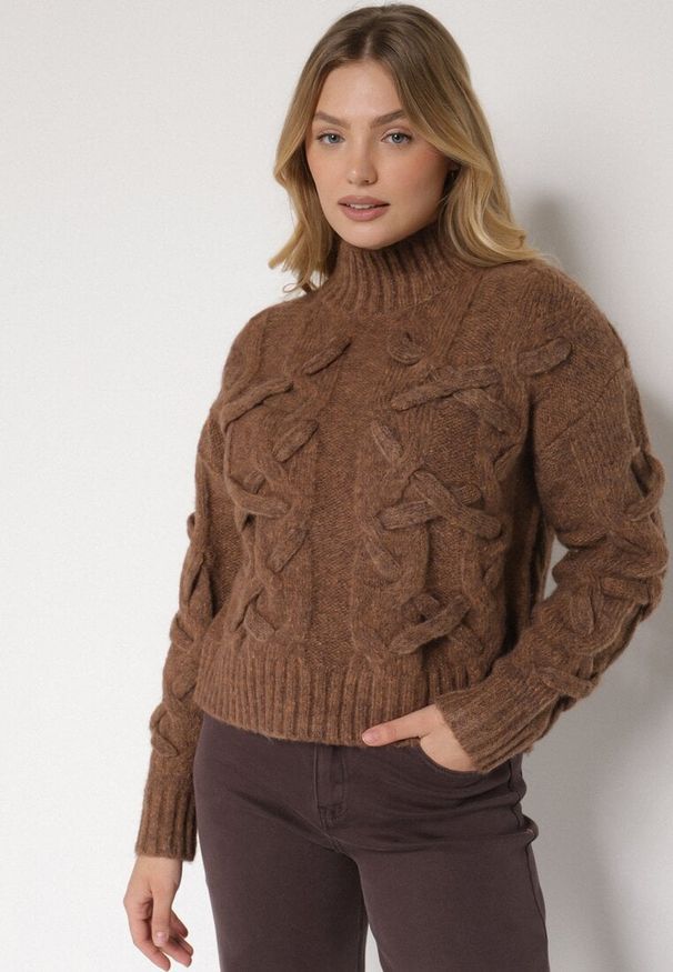 Born2be - Brązowy Golf z Domieszką Wełny Zdobiony Oryginalnym Splotem Fedwira. Okazja: do pracy, na co dzień, na spotkanie biznesowe. Typ kołnierza: golf. Kolor: brązowy. Materiał: wełna. Wzór: aplikacja, ze splotem. Sezon: zima, jesień. Styl: casual, klasyczny, biznesowy