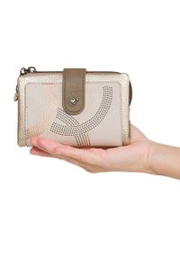 Portfel damski Anekke, z ozdobnym nadrukiem i metalowym logo zapinany na suwak wyposażony w przegrody na karty kieszeń na monety oraz miejsce na bank. Kolor: złoty. Wzór: nadruk #5