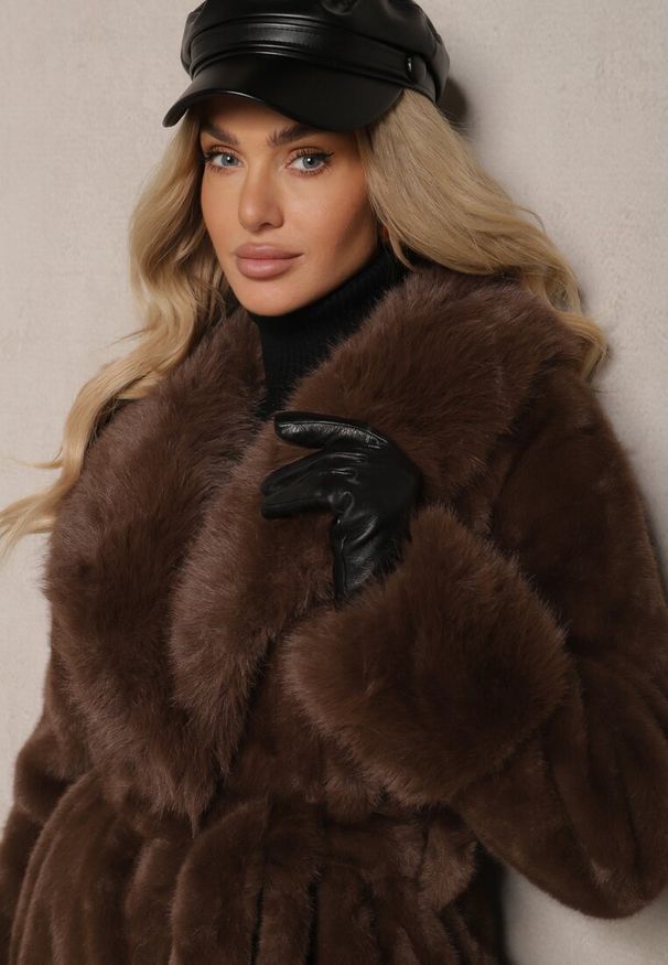 Renee - Brązowy Futrzany Płaszcz z Wiązanym Paskiem Ozdobnym Kołnierzem i Mankietami Viaressa. Okazja: na co dzień. Kolor: brązowy. Materiał: futro. Długość rękawa: długi rękaw. Długość: długie. Styl: elegancki, casual, rockowy