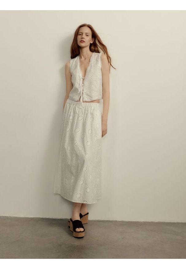 Reserved - Ażurowa spódnica midi - złamana biel. Materiał: bawełna. Wzór: ażurowy