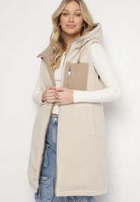 Born2be - Ciemnobeżowa Pikowana Kamizelka Dwustronna z Futerkiem Typu Baranek i Kapturem Lertiala. Okazja: na co dzień. Kolor: beżowy. Materiał: futro. Wzór: aplikacja. Styl: klasyczny, casual, elegancki #6
