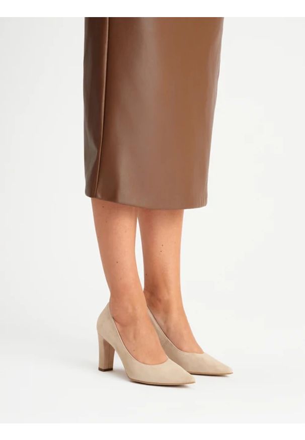 Ryłko - Welurowe czółenka na grubej szpilce. Kolor: beżowy. Materiał: skóra, welur. Obcas: na obcasie. Styl: street. Wysokość obcasa: średni