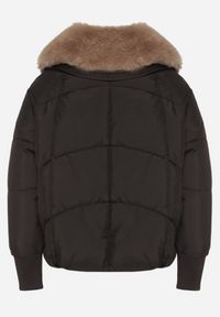 Born2be - Czarna Puchowa Kurtka Pikowana z Futrzanym Kołnierzem Lanivela. Okazja: na spotkanie biznesowe, do pracy, na co dzień. Kolekcja: plus size. Kolor: czarny. Materiał: puch, futro. Styl: biznesowy, casual #7