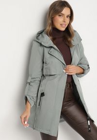 Born2be - Zielona Klasyczna Kurtka Parka z Kapturem i Ściągaczem w Talii Tulasira. Okazja: na co dzień. Typ kołnierza: kaptur. Kolor: zielony. Materiał: jeans. Styl: klasyczny