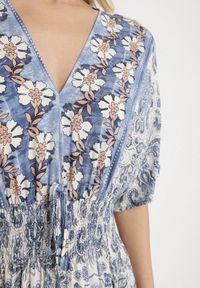 Born2be - Granatowa Sukienka z Wiskozy w Ornamentalny Wzór z Szeroką Gumką w Pasie Tanissla. Okazja: do pracy, na spotkanie biznesowe, na co dzień, na randkę. Typ kołnierza: dekolt w kształcie V. Kolor: niebieski. Materiał: wiskoza. Długość rękawa: krótki rękaw. Sezon: wiosna, lato. Styl: klasyczny, casual, elegancki, biznesowy #5