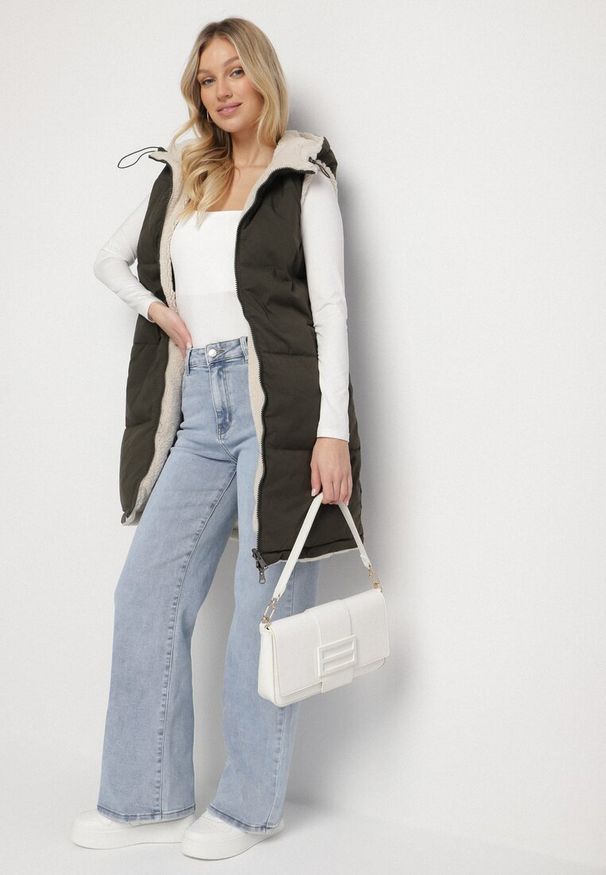 Born2be - Ciemnozielona Pikowana Kamizelka Dwustronna z Futerkiem Typu Baranek i Kapturem Lertiala. Okazja: na co dzień. Kolor: zielony. Materiał: futro. Wzór: aplikacja. Styl: elegancki, casual, klasyczny