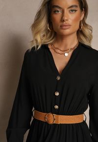 Renee - Czarna Wiskozowa Sukienka o Rozkloszowanym Kroju z Paskiem i Rozcięciem Reirissa. Okazja: na co dzień. Typ kołnierza: dekolt w serek. Kolor: czarny. Materiał: wiskoza. Długość rękawa: długi rękaw. Typ sukienki: rozkloszowane. Styl: klasyczny, casual, elegancki