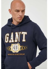 GANT - Gant bluza męska kolor granatowy z kapturem z nadrukiem. Typ kołnierza: kaptur. Kolor: niebieski. Wzór: nadruk #1