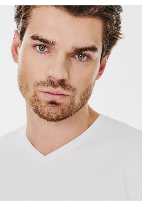 Pako Lorente - PAKO LORENTE – Biały gładki t-shirt v-neck. Kolor: czarny, biały, niebieski. Materiał: bawełna, elastan. Wzór: gładki