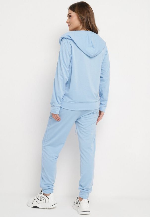 Born2be - Jasnoniebieski 2-częściowy Komplet Dresowy Bluza z Kapturem Spodnie z Gumką w Pasie Regulowane Tellfana. Kolor: niebieski. Materiał: dresówka