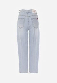 Born2be - Niebieskie Bawełniane Jeansy o Kroju Mom Fit z Wysokim Stanem i Paskiem Pribena. Okazja: na co dzień. Stan: podwyższony. Kolor: niebieski. Styl: casual, klasyczny #2