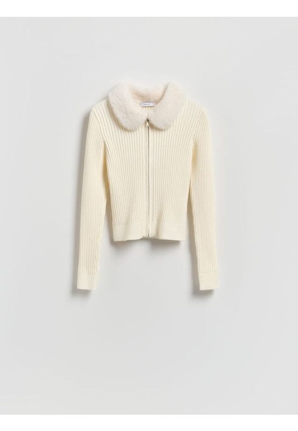 Reserved - Sweter z futrzanym kołnierzem - kremowy. Kolor: kremowy. Materiał: futro