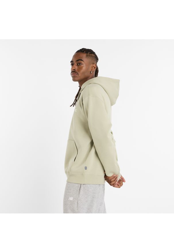 Bluza męska New Balance MT51516OVN – zielona. Typ kołnierza: kaptur. Kolor: zielony. Materiał: poliester, dresówka, bawełna, materiał. Wzór: aplikacja, napisy