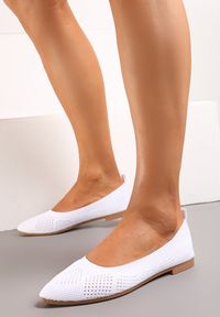 Renee - Białe Ażurowe Balerinki ze Szpiczastym Noskiem Tindomiel. Nosek buta: szpiczasty. Kolor: biały. Wzór: ażurowy. Styl: elegancki #3