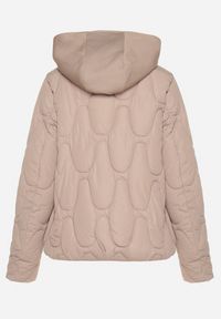 Born2be - Ciemnobeżowa Pikowana Kurtka z Materiałowym Kapturem i Kieszeniami Ravalynne. Okazja: na spacer, na co dzień. Kolor: beżowy. Materiał: materiał. Styl: klasyczny, casual, elegancki, sportowy #4